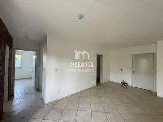 Hall da propriedade em Lajeado com piso de cerâmica.