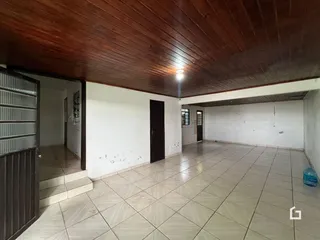 Imagem de um ambiente interno com piso de cerâmica e teto de madeira.