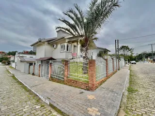 Vista da fachada de uma residência em Lajeado, Brasil, com cerca e paisagismo.