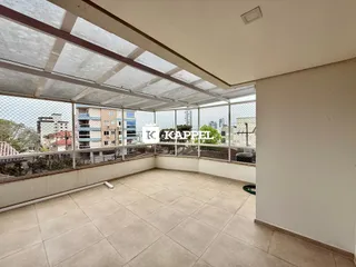 Área ampla com piso de cerâmica e vista para o exterior.