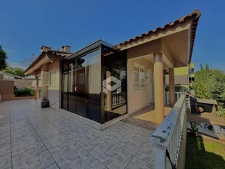 Fachada de uma residência em Lajeado, Brasil, com área externa pavimentada.