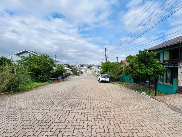 Vista da rua pavimentada em Lajeado, Brasil.