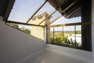 Vista de uma sala com grandes janelas de uma propriedade em Lajeado.