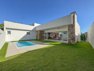Fachada de uma casa moderna com piscina e jardim em Lajeado, Brasil.