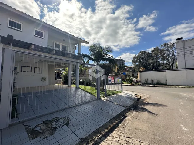 Vista externa de uma residência em Lajeado, Brasil, com cerca e área pavimentada.
