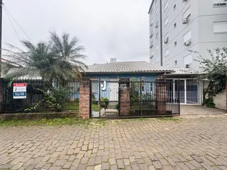Fachada de uma propriedade em Lajeado, Brasil, com portão de ferro.