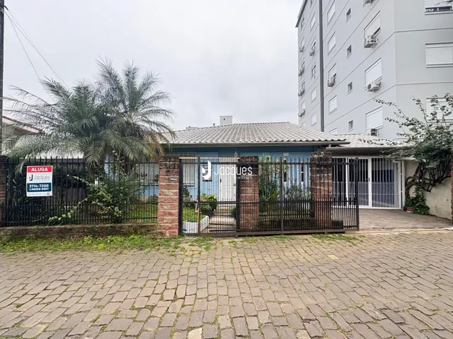 Fachada de uma propriedade em Lajeado, Brasil, com portão de ferro.
