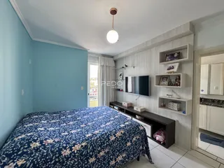 Foto de um quarto com cama e decoração em um imóvel.