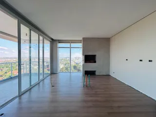 Vista ampla de um ambiente interno com grandes janelas de vidro.