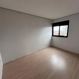 Foto de um corredor com piso de madeira clara.