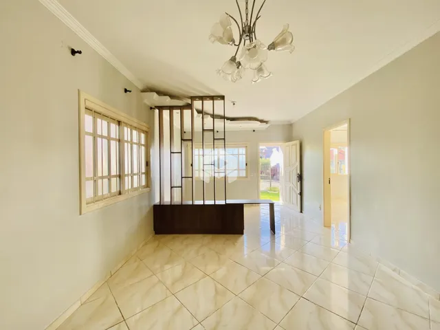 Sala de estar com piso de cerâmica e paredes claras.