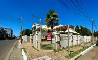 Vista da fachada de uma propriedade com cerca e portão em Lajeado, Brasil.
