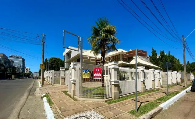 Vista da fachada de uma propriedade com cerca e portão em Lajeado, Brasil.