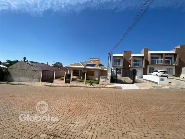 Fachada de uma residência em Lajeado, Brasil, com cerca e área externa.