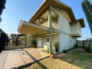Fachada de uma residência em Lajeado, Brasil, mostrando a área externa e o pátio.