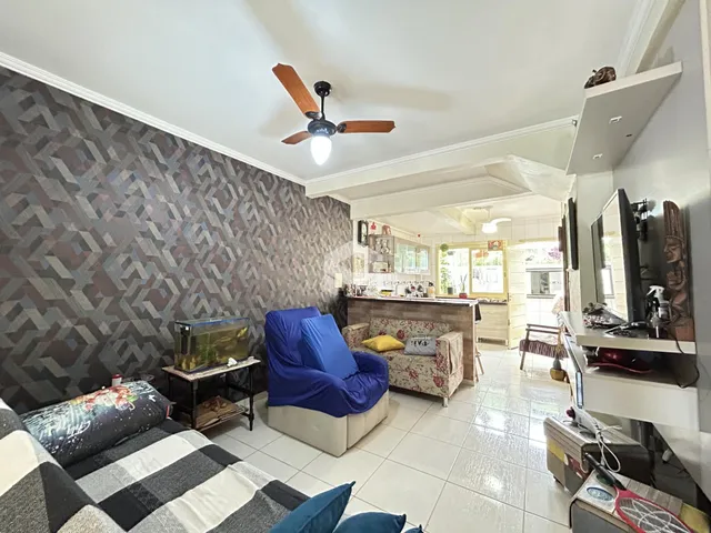 Sala de estar com parede texturizada e sofá azul.