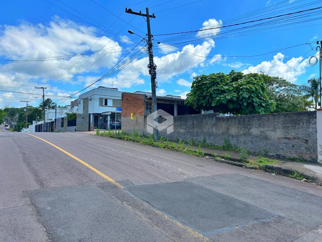 Vista da rua e muro de uma propriedade em Lajeado, Brasil.