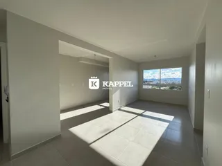 Hall de entrada com piso de cerâmica e vista da paisagem urbana.