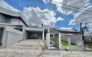Fachada moderna de uma residência em Lajeado, Brasil, com entrada pavimentada.