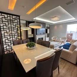 Sala de estar com mesa e cadeiras em ambiente moderno.
