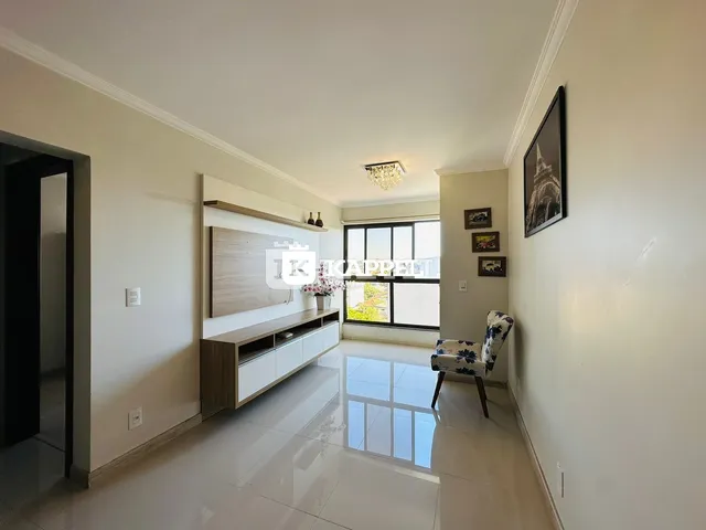 Hall de entrada com piso de porcelanato e armário embutido.