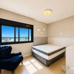 Quarto com janela de grande porte mostrando a vista da cidade.