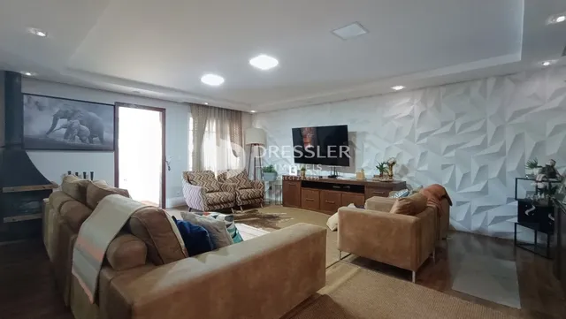 Sala de estar moderna com sofás em um apartamento.