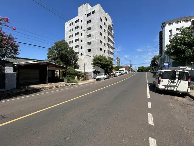 Vista externa de um prédio em uma rua no Brasil.