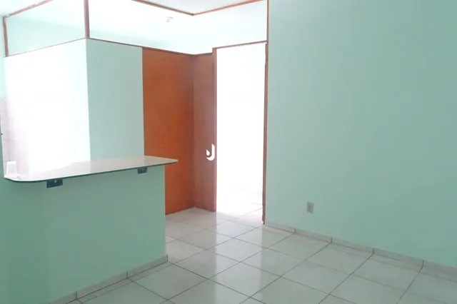 Foto de um interior com paredes verdes e piso claro.