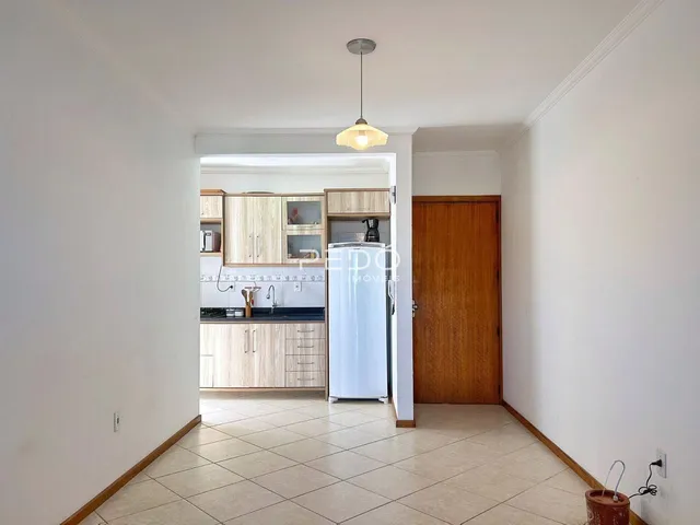 Vista de um corredor que leva à cozinha de uma propriedade em Lajeado.