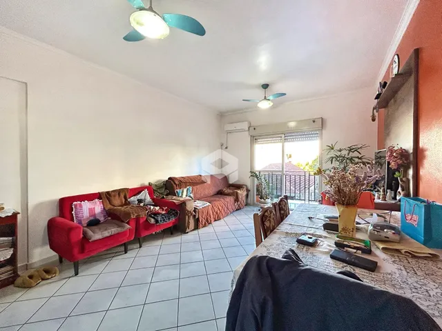 Sala de estar com sofá e mesa de jantar em um imóvel no Brasil.