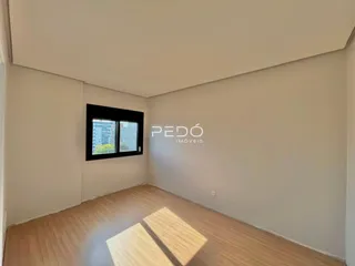 Foto de um cômodo interno com piso de madeira clara.