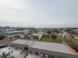 Vista aérea de um terreno com edificações e área verde em Lajeado.