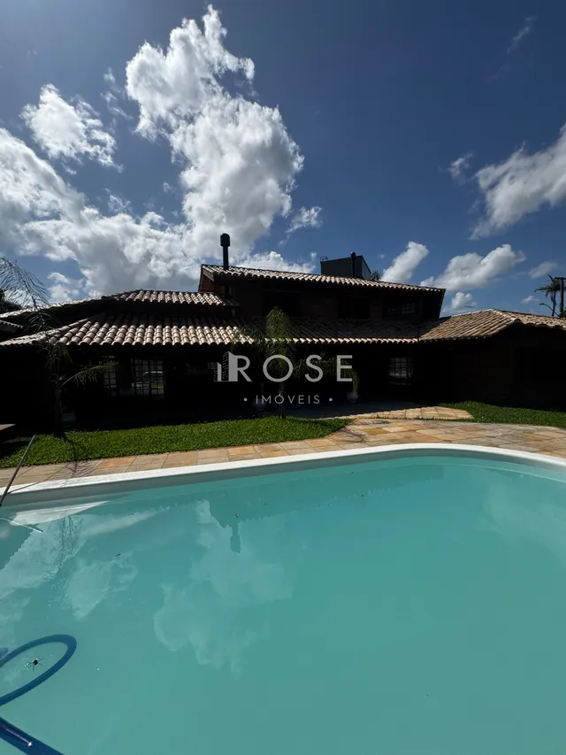 Fachada de casa com piscina em Lajeado, Brasil.