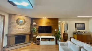 Sala de estar com parede de tijolos e painel de madeira.