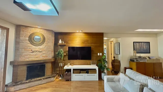 Sala de estar com parede de tijolos e painel de madeira.