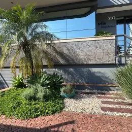 Fachada de um imóvel com paisagismo em Lajeado, Brasil.