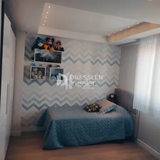 Quarto com cama e decoração de parede em um imóvel.