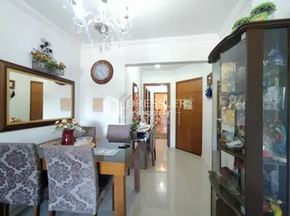 Sala de estar com espelho e móveis de madeira em um imóvel.