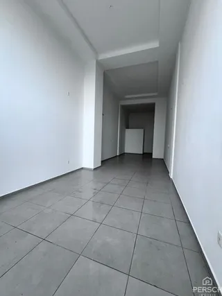 Corredor interno com paredes brancas e piso de cerâmica.