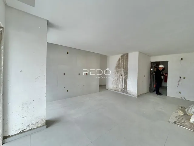 Interior de uma área com paredes em construção.