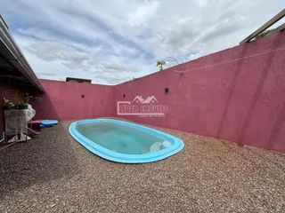 Foto de uma área externa com uma jacuzzi em um quintal.