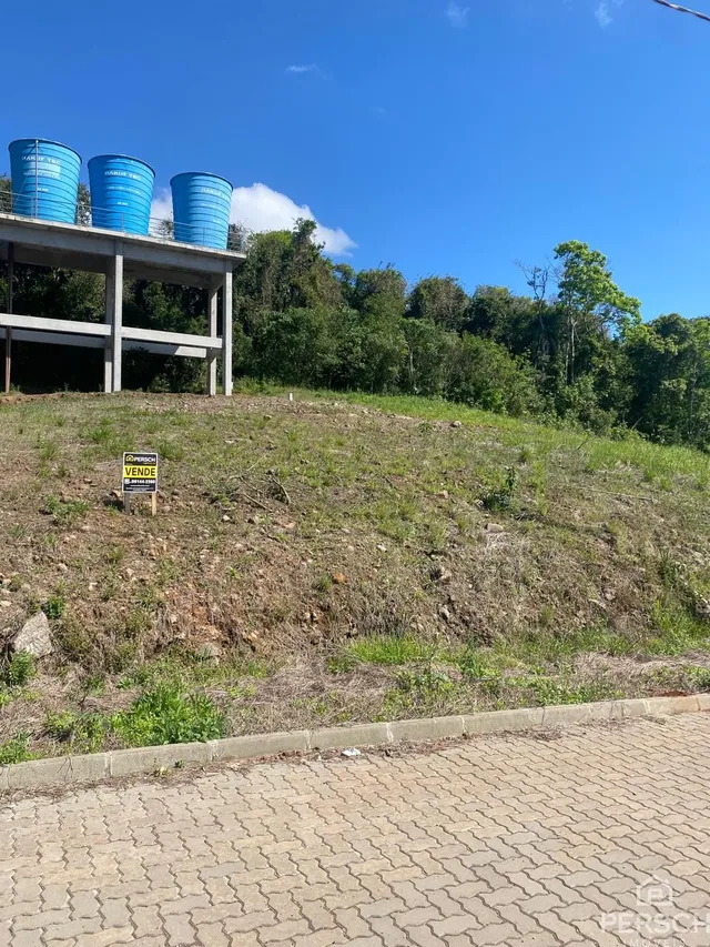 Vista externa de uma colina gramada com árvores ao fundo em Lajeado.