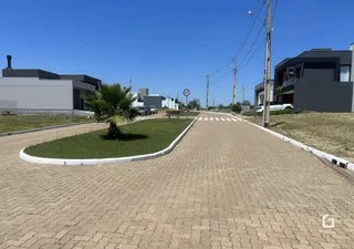 Vista da fachada de uma rua residencial em Lajeado, Brasil.