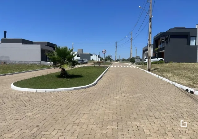 Vista da fachada de uma rua residencial em Lajeado, Brasil.