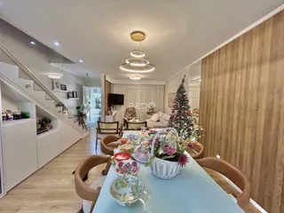 Ambiente interno de uma sala de jantar com decoração de Natal em Lajeado.