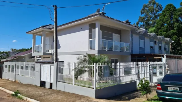 Fachada de uma casa residencial de dois andares em Lajeado, Brasil.