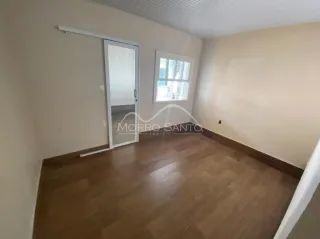 Foto de um ambiente interno com piso de madeira clara.