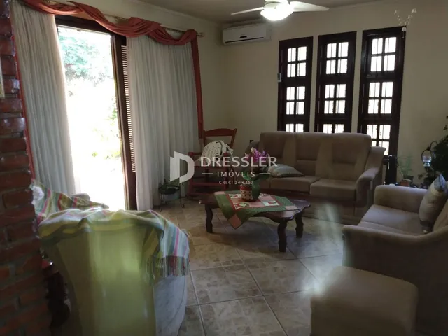 Sala de estar com sofá e móveis em ambiente claro.