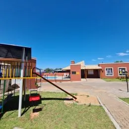Foto da fachada de uma propriedade externa com uma rampa de acesso.